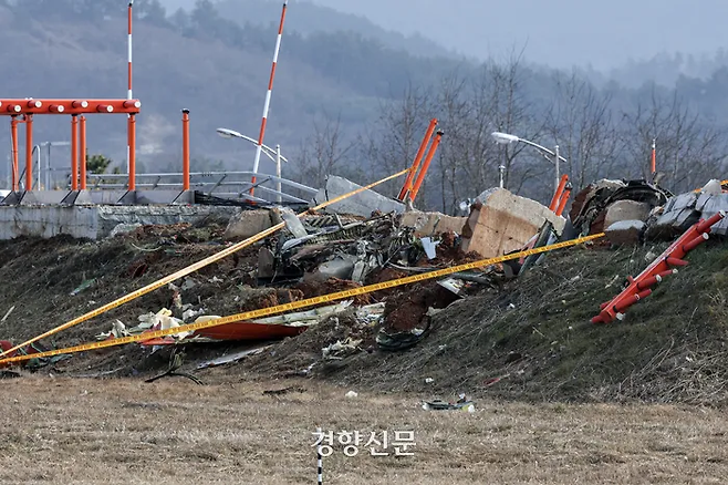 제주항공 여객기 참사 이틀째인 30일 전남 무안공항 사고현장에 반파된 ‘둔덕’ 모습. 무안공항 활주로 종단에서 280m가량 떨어진 둔덕은 2~3m 높이로 안에 30~40cm가량의 콘크리트 구조물이 심어져 있다. 이 둔덕은 이번 참사 피해를 키운 원인중의 하나로 지목받고 있다. 이준헌 기자