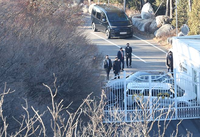 고위공직자범죄수사처가 대통령 윤석열 체포영장 집행에 나선 3일 서울 용산구 한남동 대통령 관저 경내에서 대통령 경호처 인원들이 철문 앞을 차량으로 막고 있다. 연합뉴스