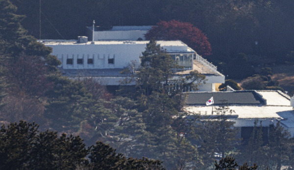 ‘12·3 비상계엄 사태’ 수사로 내란 혐의를 받는 윤석열 대통령에 대한 체포영장이 발부된 지난달 31일 서울 중구 남산에서 바라본 서울 용산구 한남동 대통령 관저의 모습.연합뉴스