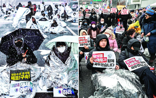 대설특보가 내려진 5일 시민들이 서울 한남동 대통령 관저 인근에서 은색 비닐을 두르거나 우산을 쓴 채 윤석열 대통령 체포를 촉구하는 집회에 참여하고 있다. 오른쪽 사진은 이날 대통령 관저 근처에서 윤 대통령 체포를 반대하는 시민들이 손팻말이나 태극기를 든 채 집회에 참여한 모습. 뉴시스