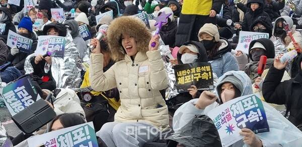 ▲ 5일 서울 용산구 한남동 대통령 관저 인근에서 열린 집회에서 참가자들이 구호를 외치고 있다. 사진=금준경 기자.