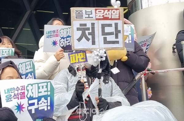 ▲ 5일 서울 용산구 한남동 대통령 관저 인근에서 열린 집회에서 참가자들이 구호를 외치고 있다. 사진=금준경 기자.