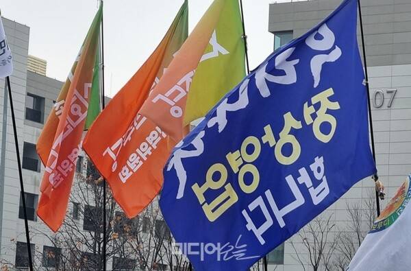 ▲ 5일 서울 용산구 한남동 대통령 관저 인근에서 열린 집회에서 참가자들이 구호를 외치고 있다. 사진=금준경 기자.