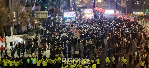 ▲5일 서울 용산구 한남동 대통령 관저 인근에서 열린 윤석열 대통령 퇴진촉구집회 오후 9시 모습. 사진=금준경 기자.