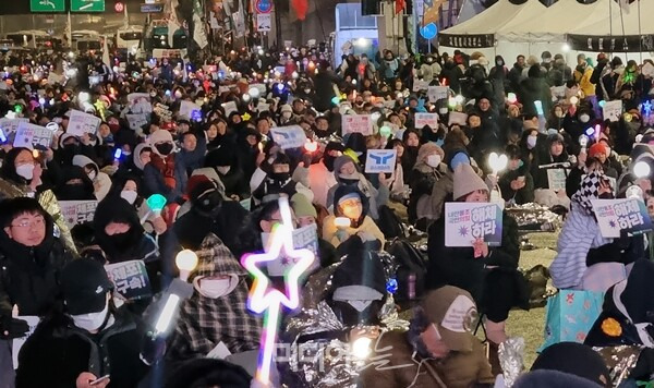 ▲5일 서울 용산구 한남동 대통령 관저 인근에서 열린 윤석열 대통령 퇴진촉구집회에서 응원봉을 흔드는 시민들. 사진=금준경 기자.