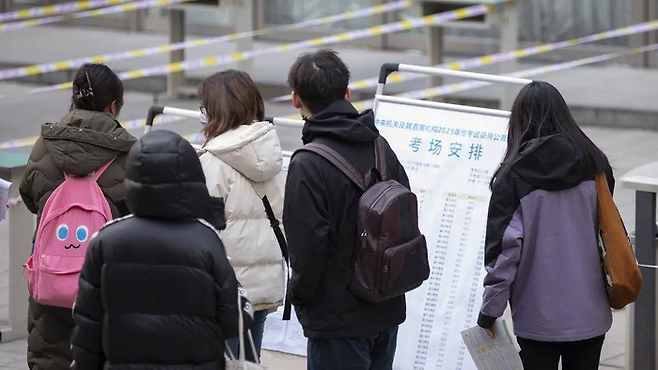 지난 1일 베이징의 한 대학에 마련된 국가시험장에서 내년도 국가 공무원 시험인 ‘궈카오’에 응시하는 수험생 모습. [사진=바이두]