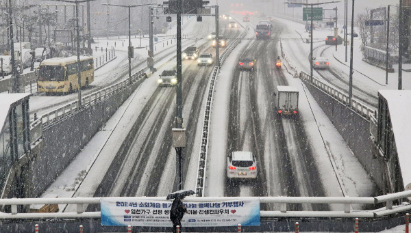 5일 오전 서울 영등포에서 택시 전복 사고가 발생, 4명이 경상을 입었다. 사진은 이날 오전 서울 동작구 대방지하차도를 지나는 차량들이 거북이 운행을 하는 모습. /사진=뉴스1