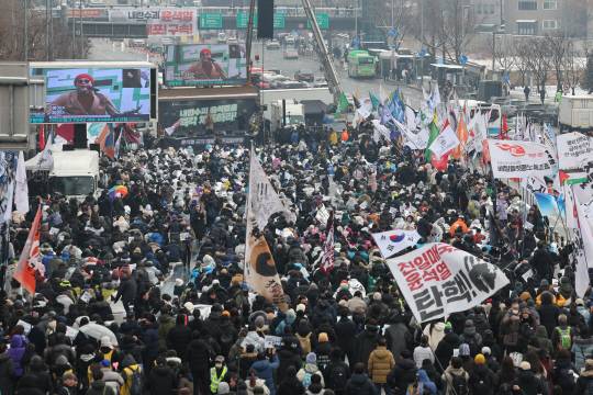5일 서울 용산구 대통령 관저 인근에서 민주노총 등 진보단체가 대통령 체포 및 탄핵 찬성 집회를 하고 있다. 연합뉴스