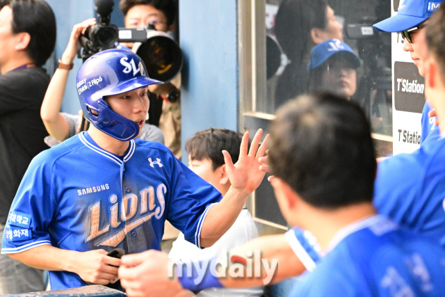 2024년 7월 12일 오후 서울 잠실야구장에서 진행된 ‘2024 신한 SOL Bank KBO리그’ 삼성-두산의 경기. 삼성 김지찬이 1회초 1사 구자욱의 내야 땅볼 때 선취점을 올리고 있다./마이데일리