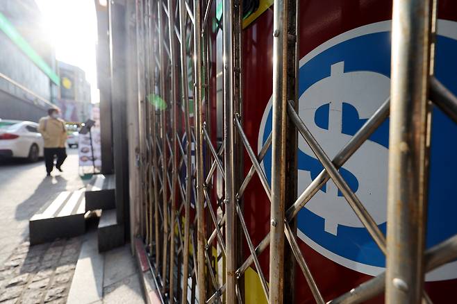 2024년 연 평균 매매기준율 원/달러 환율이 58.57원 오르면서 1인당 국민소득 감소가 예상된다. 사진은 지난 1일 서울 명동거리 환전소 [연합]