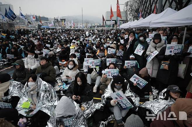 [서울=뉴시스] 정병혁 기자 = 5일 서울 용산구 대통령 관저 인근에서 열린 내란수괴 윤석열 체포 구속 긴급행동 집회에서 참가자들이 구호를 외치고 있다. 2025.01.05. jhope@newsis.com