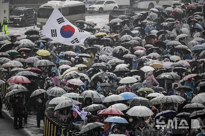 [서울=뉴시스] 정병혁 기자 = 5일 서울 용산구 대통령 관저 인근에서 사랑제일교회 등 보수단체 회원들이 탄핵 기각 촉구 전국 주일 연합 예배를 하고 있다. 2025.01.05. jhope@newsis.com