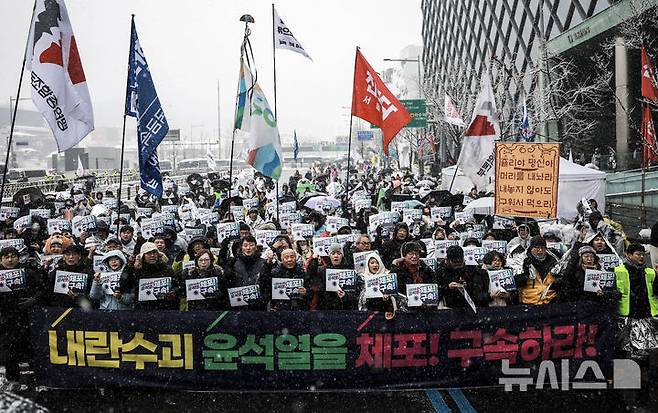 [서울=뉴시스] 정병혁 기자 = 5일 서울 용산구 대통령 관저 인근에서 열린 내란수괴 윤석열 신속 체포 촉구 긴급 기자회견에서 민주노총 조합원을 비롯한 시민단체 회원들이 구호를 외치고 있다. 2025.01.05. jhope@newsis.com