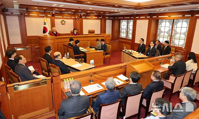 [서울=뉴시스] 이영환 기자 = 정형식, 이미선 헌법재판관 주재로 지난 3일 오후 서울 종로구 헌법재판소에서 윤석열 대통령 탄핵심판 2차 변론준비기일이 열리고 있다. 2025.01.03. 20hwan@newsis.com