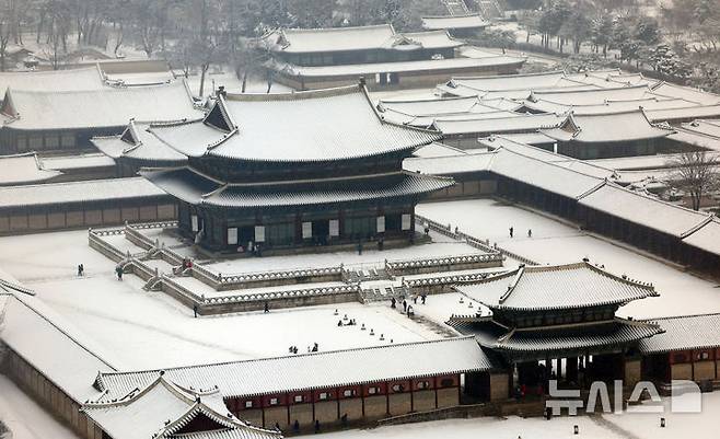 [서울=뉴시스] 최진석 기자 = 서울과 수도권을 비롯한 곳곳에 대설특보가 내려진 절기상 소한인 5일 서울 경복궁 일대에 눈이 쌓여 있다. 2025.01.05. myjs@newsis.com