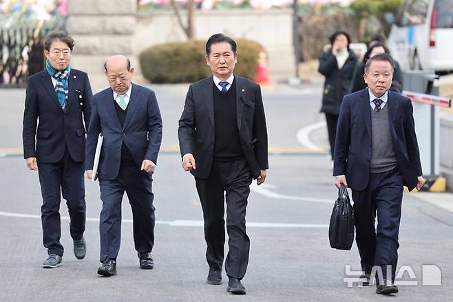 [서울=뉴시스] 이영환 기자 = 윤석열 대통령의 탄핵심판 사건 2회 변론준비기일인 3일 오후 법률대리인단 공동 대표 김이수 전 헌법재판관(오른쪽부터), 정청래 국회 탄핵소추단장, 송두환 전 인권위원장, 최기상 민주당의원이 서울 종로구 헌법재판소로 향하고 있다. (공동취재) 2025.01.03. photo@newsis.com