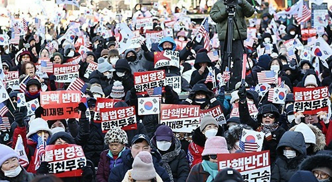 고위공직자범죄수사처가 윤석열 대통령에 대한 체포영장 집행에 나선 3일 서울 용산구 한남동 대통령 관저 인근에 윤석열 대통령 지지자들이 모여 있다. 연합뉴스