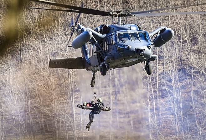 공군 HH-60&nbsp;&nbsp;탐색구조헬기가 조종사 구조훈련을 하고 있다. 세계일보 자료사진