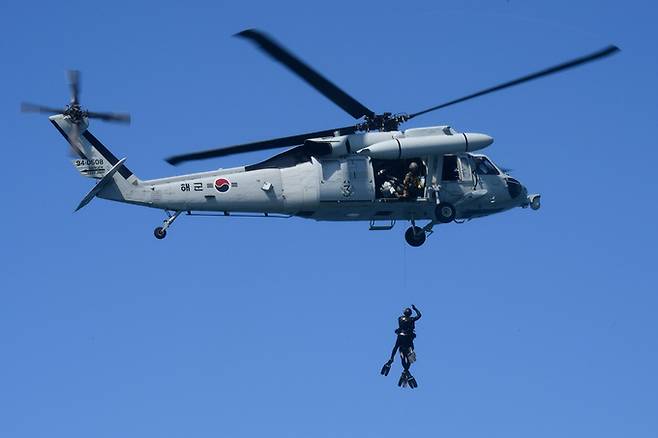 해군 UH-60 헬기가 조난자를 구조하는 훈련을 하고 있다. 세계일보 자료사진