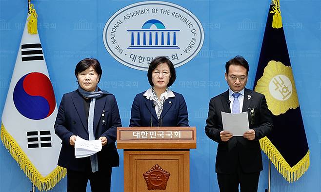 추미애 더불어민주당 윤석열내란 진상조사단장(가운데), 서영교(왼쪽), 박선원 의원이 5일 서울 여의도 국회 소통관에서 윤석열 대통령 체포영장 집행 당시 박종준 경호처장이 발포 명령을 내렸다며 직무 해제를 촉구, 긴급 기자회견을 하고 있다. 뉴스1