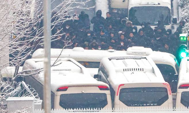 윤석열 대통령의 체포 영장 집행 시한을 하루 앞둔 5일 서울 용산구 한남동 대통령 관저에서 출입구를 막아선 차벽 앞에 경비병력이 모여 있다. 뉴시스