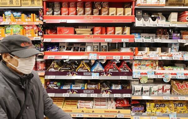 5일 서울의 한 대형마트에서 시민이 장을 보고 있다. 새해 들어 과자·음료·샴푸 등 생필품과 프랜차이즈 치킨 가격이 줄줄이 올랐다.&nbsp; &nbsp;연합뉴스