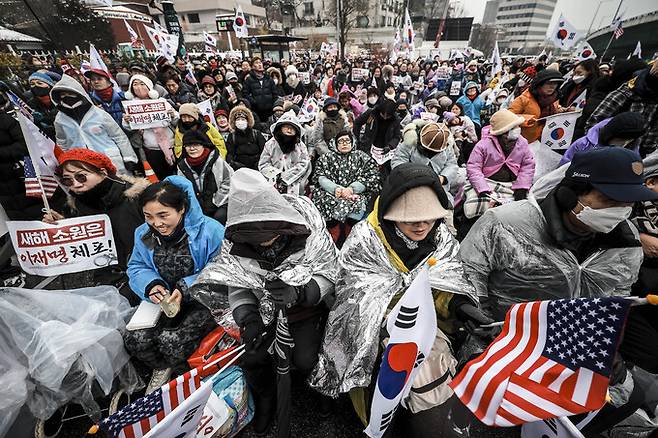 5일 서울 용산구 대통령 관저 인근에서 열린 윤석열 대통령 탄핵 기각 촉구 집회에서 참가자들이 구호를 외치고 있다. 뉴시스