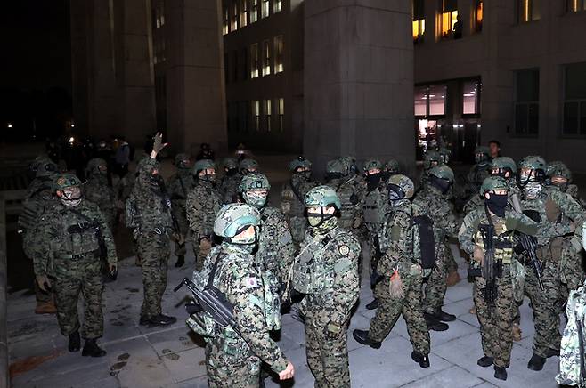 지난 2024년 12월 4일 서울 여의도 국회 내부로 계엄군이 진입을 시도하고 있다. 뉴시스