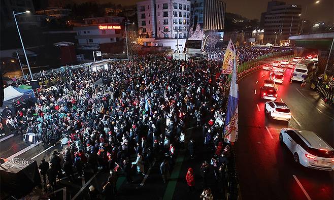 5일 서울 용산구 대통령 관저 인근에서 윤석열 대통령 지지자들이 탄핵 반대 집회를 하고 있다. 뉴시스