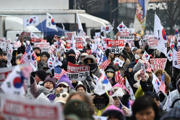 5일 서울 용산구 대통령 관저 인근에서 사랑제일교회 주최로 열린 전국 주일 연합 예배에서 한 참가자가 윤석열 대통령 탄핵 기각을 촉구하고 있다. 2025.1.5 홍윤기 기자