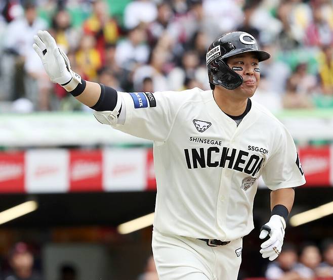 ▲ 비FA 다년 계약 직후인 2022년 팀 통합우승에 큰 공을 세운 한유섬은 하락하고 있는 공격 생산력의 반등이 절실하다. ⓒSSG랜더스