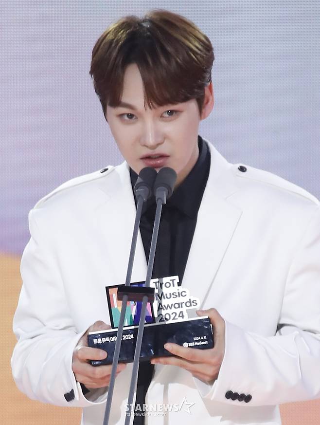 (서울=뉴스1) 권현진 기자 = 가수 박서진이 12일 오후 서울 마포구 상암동 SBS 프리즘타워에서 열린 '트롯뮤직어워즈 2024'에서 '10대 가수상'상을 받은 뒤 소감을 말하고 있다. 2024.4.12/뉴스1  Copyright (C) 뉴스1. All rights reserved. 무단 전재 및 재배포,  AI학습 이용 금지. /사진=(서울=뉴스1) 권현진 기자