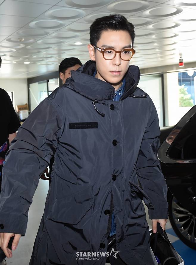 사회복무요원으로 근무 중인 아이돌그룹 빅뱅 멤버 탑(32, 최승현)이 6일 오전 마지막 근무를 위해 서울 용산공예관으로 출근하고 있다.  탑은 지난 2017년 2월 의무경찰에 합격, 논산에서 군 복무를 시작한 이후 2017년 6월 입대 전 대마초를 흡연한 사실이 드러나 의경에서 직위해제 됐고 이후 용산구청 산하 용산공예관에서 사회복무요원으로 대체 복무를 시작해 지난 2018년부터 사회복무요원에게 적용되는 군 복무 단축 규정에 따라 27일 가량 복무 기간이 줄어들었다.