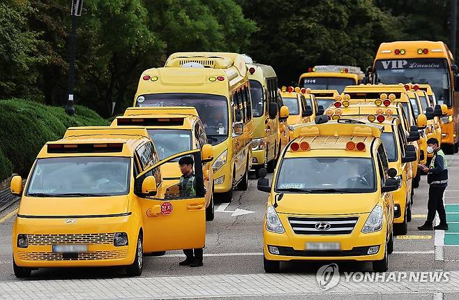 경기 수원시 수원종합운동장 주차장에서 수원시와 한국교통안전공단 관계자들이 어린이 통학버스 합동점검을 하고 있다. [연합뉴스 자료사진]