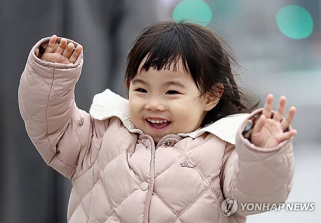 밝은 표정의 사랑이 (서울=연합뉴스) 윤동진 기자 = 국내에는 치료법이 없는 희귀병을 앓고 있는 네 살 딸의 치료비용을 위해 전국 곳곳을 돌며 후원을 요청하고 있는 전요셉 씨의 가족 사랑이가 29일 오후 서울 광화문광장에서 웃음을 보이며 뛰고 있다. 2024.11.29 mon@yna.co.kr