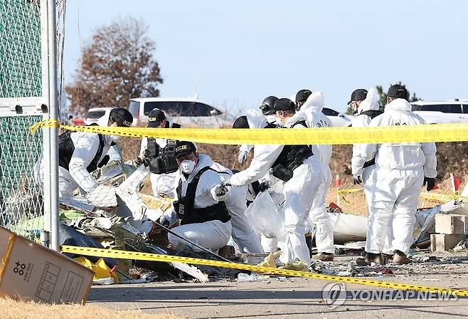 제주항공 여객기 참사 현장 조사하는 경찰 과학수사대 (무안=연합뉴스) 김성민 기자 = 31일 오전 전남 무안군 무안국제공항 제주항공 여객기 참사 현장에서 경찰 과학수사대가 현장 조사를 하고 있다. 2024.12.31 ksm7976@yna.co.kr