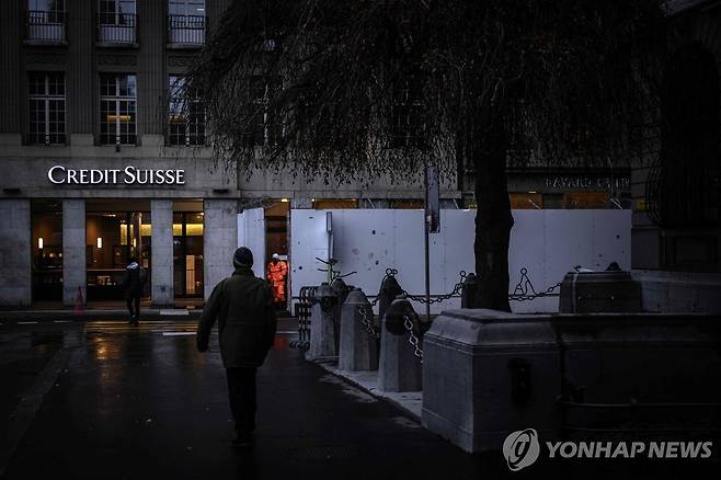 스위스 베른의 한 건물의 크레디트스위스 로고에 불이 들어와 있다. [AFP=연합뉴스]