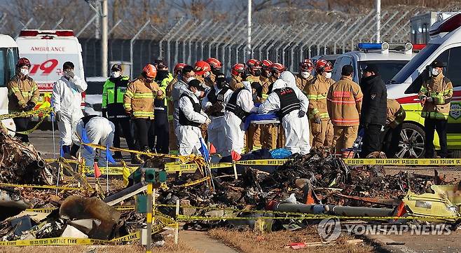 마무리 수색 작업으로 분주한 사고 현장 [연합뉴스 자료사진]