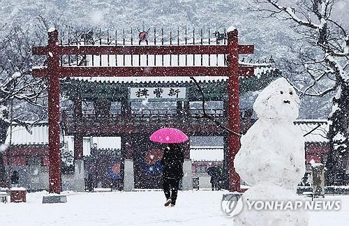 수도권 곳곳 대설주의보  (수원=연합뉴스) 홍기원 기자 = 수도권 곳곳에 대설주의보가 발효 중인 5일 오전 경기도 수원시 팔달구 화성행궁에 눈이 내리고 있다. 2025.1.5