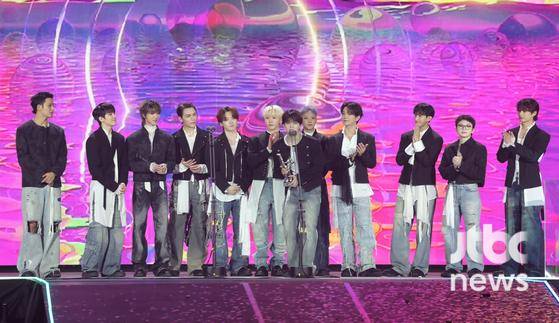 그룹 세븐틴이 5일 오후 일본 페이페이 돔 후쿠오카에서 열린 '제39회 골든디스크 어워즈'에서 음반 부문 대상과 본상을 수상했다. 특별취재반 / 2025. 01. 05/