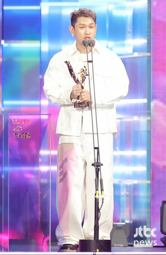 가수 크러쉬가 4일 오후 일본 페이페이 돔 후쿠오카에서 '제39회 골든디스크 어워즈' 디지털 음원 부문 베스트 OST상을 수상한 뒤 소감을 말하고 있다. 특별취재반 / 2025. 01. 04/