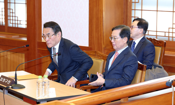 윤석열 대통령의 탄핵심판 사건 첫 번째 변론준비기일인 27일 윤석열 대통령의 법률대리인인 배보윤, 배진한, 윤갑근 변호사가 서울 종로구 헌법재판소 소심판정에 입장하고 있다. 〈사진=연합뉴스〉