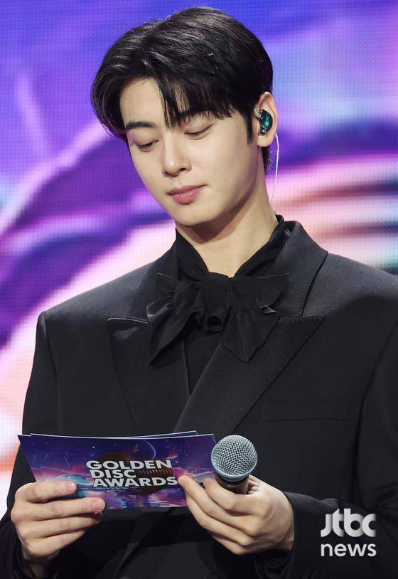 차은우가 4일 오후 일본 미츠호 페이페이 돔 후쿠오카에서 '제39회 골든디스크 어워즈'에서 진행을 하고 있다. 특별취재반 / 2025. 01. 04/