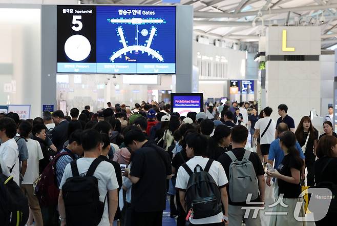 지난해 추석 연휴를 앞두고 인천국제공항 1터미널 출국장이 해외 여행을 떠나려는 여행객들로 붐비고 있다. 2024.9.12/뉴스1 ⓒ News1 이동해 기자