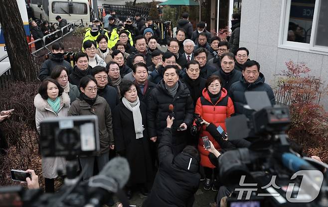 김기현 국민의힘 의원을 비롯한 소속 의원들이 6일 서울 용산구 대통령 관저 앞에 모인 취재진에게 입장을 밝히고 있다. (공동취재) 2025.1.6/뉴스1 ⓒ News1 박세연 기자