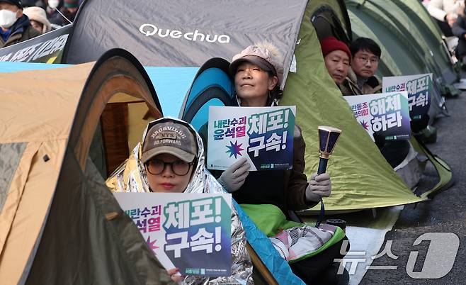 윤석열 대통령의 체포영장 유효기간 마지막 날인 6일 서울 용산구 한남동 대통령 관저 인근에서 열린 '윤석열 체포 구속 긴급행동'에서 민주노총, 진보당 등 진보단체를 비롯한 시민들이 텐트에서 윤석열 대통령 체포 및 구속을 촉구하고 있다. 2025.1.6/뉴스1 ⓒ News1 김성진 기자