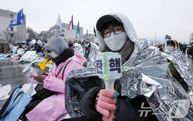 5일 서울 용산구 한남동 대통령 관저 인근에서 열린 '윤석열 체포 구속 긴급행동'에서 민주노총, 진보당 등 진보단체를 비롯한 시민들이 윤석열 대통령 체포 및 구속을 요구하며 응원봉을 들고 있다. 2025.1.5/뉴스1 ⓒ News1 김성진 기자