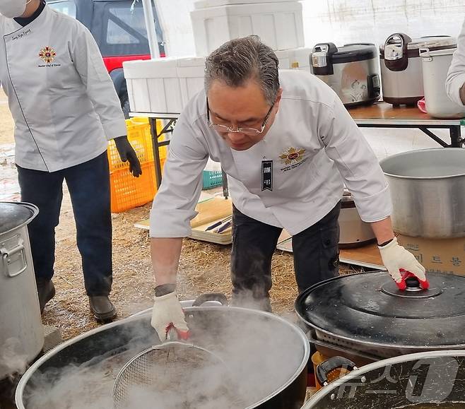 제주항공 참사 현장인 무안국제공항에서 소방관·군인·경찰 등 현장 관계자들에 나주곰탕을 조리하는 흑백요리사 안유성 명장.(독자제공)2025.1.6./뉴스1