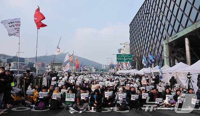 윤석열 대통령의 체포영장 유효기간 마지막 날인 6일 서울 용산구 한남동 대통령 관저 인근에서 열린 '윤석열 체포 구속 긴급행동'에서 민주노총, 진보당 등 진보단체를 비롯한 시민들이 윤석열 대통령 체포 및 구속을 촉구하며 구호를 외치고 있다. 2025.1.6/뉴스1 ⓒ News1 김성진 기자