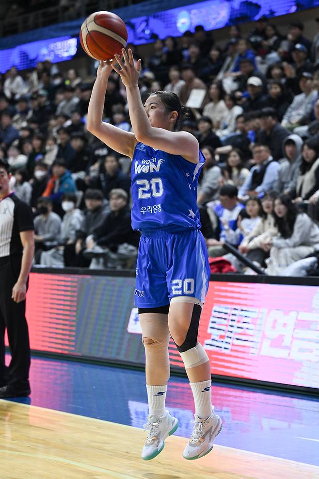 아산 우리은행 이명관이 4일 아산이순신체육관에서 열린 하나은행 2024~2025 여자프로농구 정규리그 삼성생명과 경기에서 3점슛을 던지고 있다. 사진 | WKBL